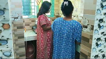 Bhabhi Panas Menggoda Di Dapur, Main Dildo Liar Sampai Basah