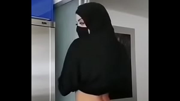 Tarian Menggoda Gadis Berhijab Montok Dengan Payudara Besar