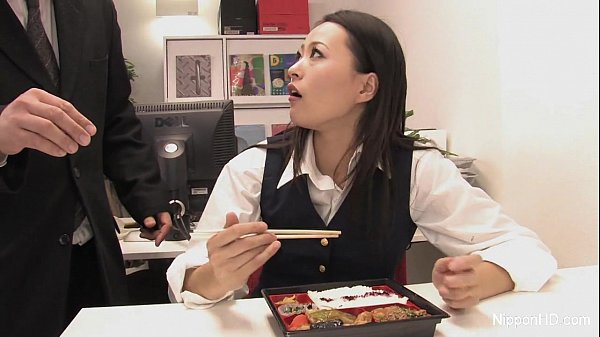 Tante Kantor Jepang Siap Melayani Dengan Mulut