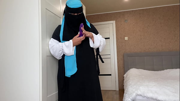 Istri Berjilbab Ketemu Mainan Seks Saat Bersih-bersih, Langsung Panas Dingin