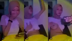 Pamer Tetek Montok Buat Pacar Pake Jilbab