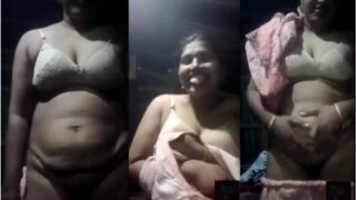 Wanita Berpayudara Besar Malu-malu Telanjang Di Panggilan Video Mesra