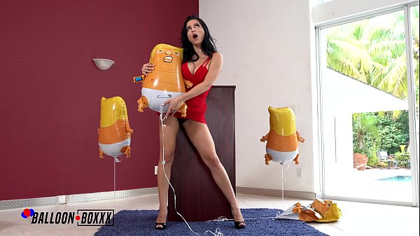 Amateur Rusia Milf Crystal Rush Menggoyang Balon Trump Dengan Goyangan Seksi