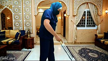 Pembantu Muslimah Berjilbab Disuruh Ngewe Mulut Majikan Dan Telan Sperma