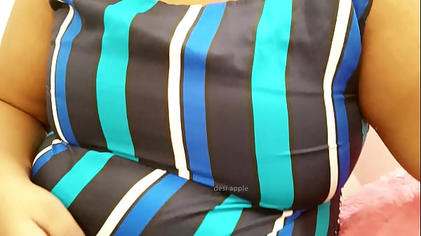 Model Desi Dengan Payudara Seksi Menggoda