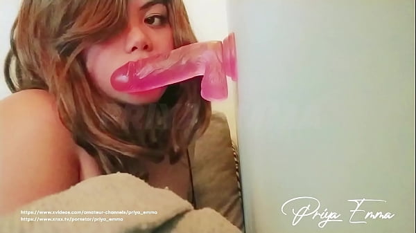 Priya Emma, Gadis India Arab Tercantik, Mengisap Dildo Dengan Penuh Nafsu Dalam Closeup Yang Menggoda