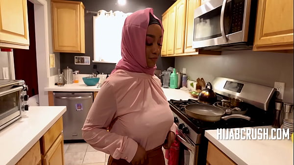 Lily Starfire, Perempuan Berhijab Berbodi Seksi Yang Mahir Menggoyang