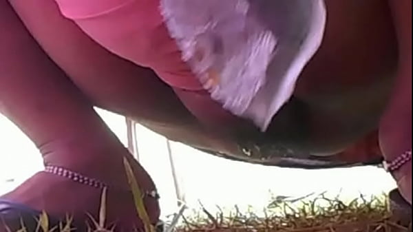 Desi Mengencingi Dengan Nafsu