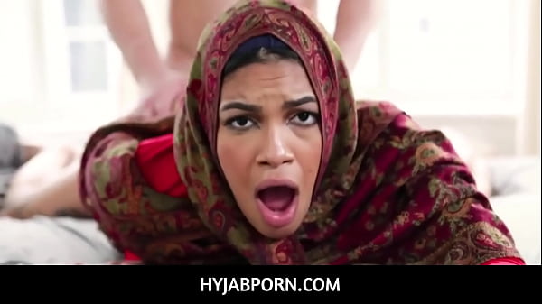Maya Farrell, Saudara Tiri Arab Bergoyang Pantat Besar Dalam Hijab Siap Dinikahkan