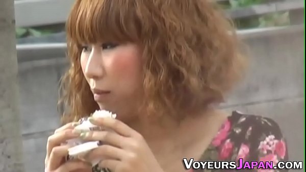 Gadis Jepang Mengelus-elus Memeknya