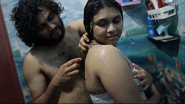 Cewek India Mandi Panas, Abang Tiri Ngintip, Makin Panas