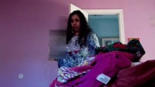 Ngintipin Tante Desi Dewasa Lagi Ganti Baju Di Kamar, Bikin Greget