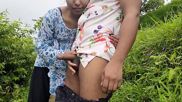 Desi Bhabhi Ko Khet Mein Bahar Chodne Ka Maza