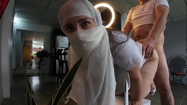 Ibu-ibu Berjilbab Dikocok Keras Sampai Crot Di Pantatnya – Main Seru Di Belakang Hijab