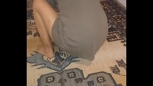 Olgun Türk Kadın, Seksi Tül çoraplarla Yere Yatıp Sürtünerek Halıyı Temizliyor, Amı ıslanmış