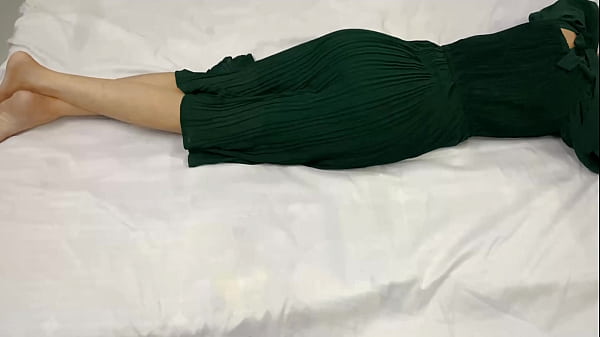 Saat Malam, Aku Masuk Ke Kamar Adik Tiri 18 Tahunku Yang Sendirian, Lalu Aku Memuaskan Nafsu Birahi Dengan Memasukkannya Ke Dalam Lubang Basahnya.
