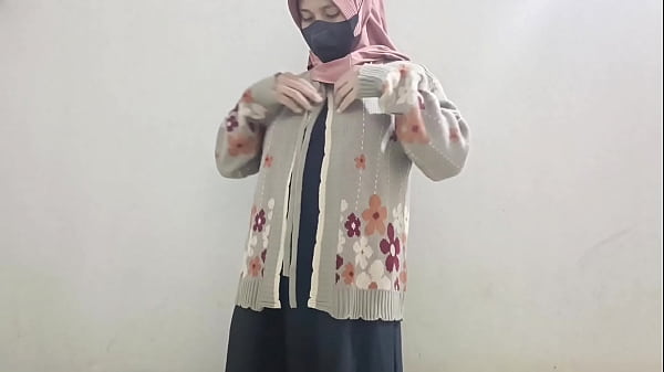 Gadis Berhijab Main Timun Di Selangkangan.