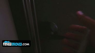 Goyangin Tubuh Montok Layla London Biar Stepbro Gebukin Memek Sempitnya