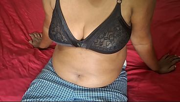 Pembantu Lagi Bersihin Kamar, Kakak Lagi Horny, Ranjangnya Bikin Makin Panas.