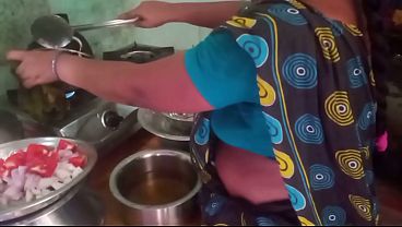 Ibu Rumah Tangga India Masak Sambil Nungging Sama Pacar, Bumbu Basah Makin Nikmat.