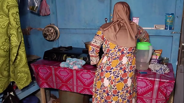 Ngentot Istri Temen Ku Pas Lagi Sibuk Masak, Makin Basah Denger Suara Wajan.