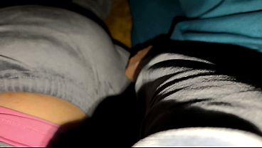 Ngentot Istri Tetangga Sambil Suaminya Nonton, Kontol Basah Muncrat Di Memek Mulus Istri Orang.