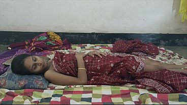 Desi Bhabhi Ke Padosi Ne Uski Choot Faad Di, Garam Chudai Se Pura Ghar Hil Gaya
