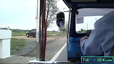 Ibu-ibu Thailand Amatir Digebuk Di Jalan Terus Digasak Di Mobil.