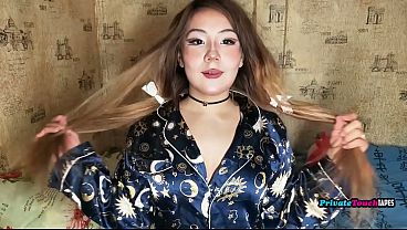 Gadis Montok Rusia Paha Besar Mainin Memek Sempitnya Pakai Dildo Di Dalem.