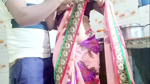 देसी भाभी बर्तन धो रही थी, तभी उसका देवर आया और बोला, भाभी तेरी चूत चाहिए, देगी क्या? हिंदी ऑडियो।