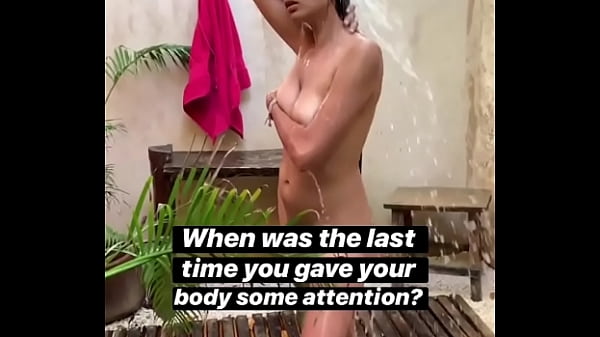 Desi Cewek Seksi Mandi Di Luar, Bikin Liar