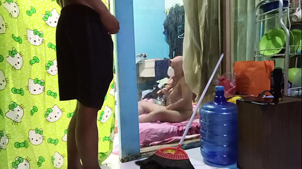 Ngentotin Istri Temen Yang Lagi Sibuk Mainin Memek Sendiri