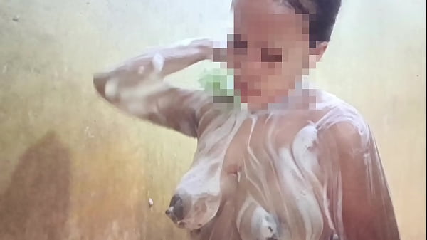 Lihatin Aku Mandi, Sayang, Biar Kamu Ngiler Lihat Tubuh Basahku.