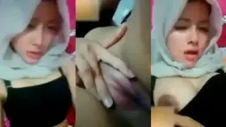 Hijab Manis Banget, Tapi Sengaja Nunjukin Payudara Biar Makin Menggoda.