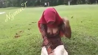 Hijab Terbuka, Body Montok Di Taman Bikin Ngiler