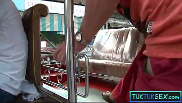 Tuk Tuk Jemput Cewek Thai Montok, Langsung Crot Di Jalan