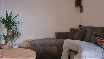 Ibu Tiri Ngeliat Anak Tiri Tegang Sambil Bersihin, Bantuin Dia Crot Di Pantat Gede Bulatnya.