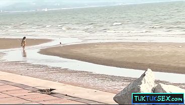 Gadis Thailand Dijemput Di Pantai, Siap Digenjot Bule Kontol Gede.