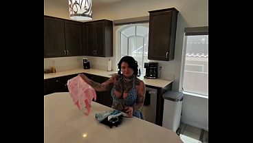Kakak Tiri Ngasih Hadiah Aneh Ke Adik Tiri, Bikin Panas Satu Rumah.