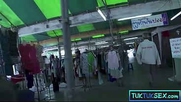 Lidah Berlubang Kecil Ala Thailand Dicolek Dua Bule Gede, Makin Basah.