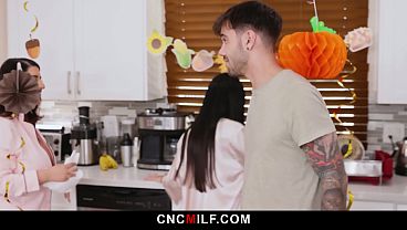 Ibu Tiri Marica Yang Seksi Langsung Merasakan Tradisi Bebas Pakai Keluarga.