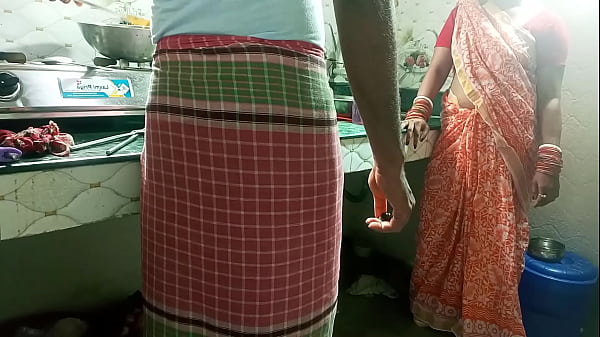Malkin Ne Kitchen Mein Khana Banane Wale Naukar Ko Patakar Chut Chudai Karai! Saaf Hindi Awaaz Mein Garam Aur Gandi Baat.