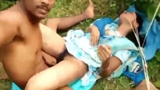 Desi Bejat Ngentot Pacar Orang Di Semak-semak Terbuka.