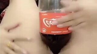 Gadis Delhi Dorong Botol Coca Cola Ke Dalam Memeknya.