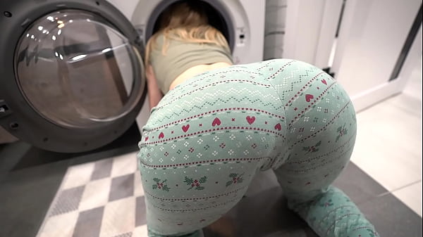 Sekalian Cuci Baju, Bokap Tiri Ngewe Adik Tiri Di Dalem Mesin Cuci Sampe Crot Dalem