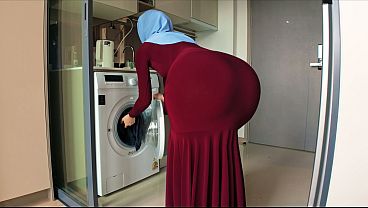 Ibu Tiri Berhijab Itu Tahu Aku Ngeliatin Pantat Bulatnya Yang Seksi.